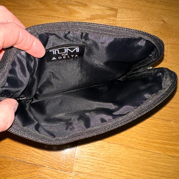 Tumi For Delta Airlines Amenities Bag Toiletry Bag Purple - Picture 8 of 9